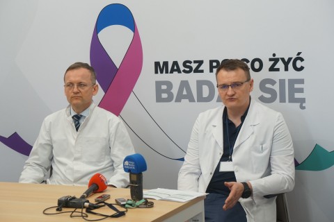 Od lewej: dr Mariusz Ciemerych i dr Kamil Safiejko podczas konferencji prasowej z udziałem mediów informują o akcji z okazji dnia ojca.