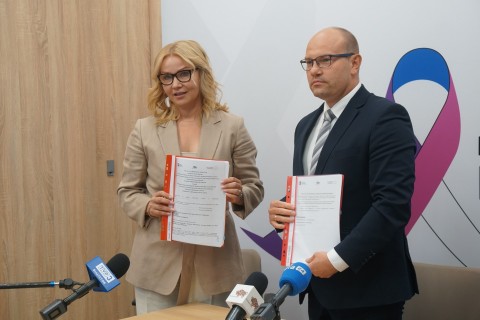 Dyrektor Magdalena Borkowska i marszałek województwa podlaskiego Artur Kosicki pozują do zdjęcia po podpisaniu umowy.