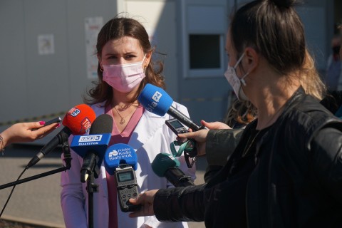 Doktor Bielawska udziela wywiadu lokalnym mediom podczas konferencji prasowej przed szpitalem.