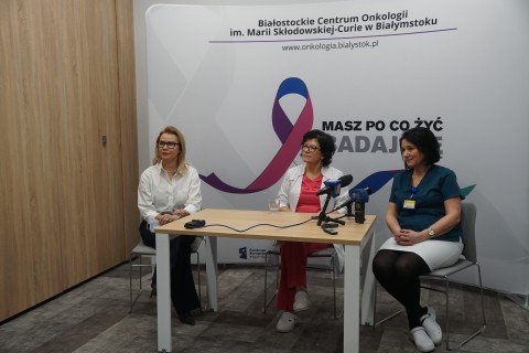od lewej: dyrektor Magdalena Borkowska, dr Beata Maćkowiak-Matejczyk, mgr Dorota Dąbrowska siedzą przy stole konferencyjnym podczas spotkania z mediami