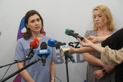 Doktor Katarzyna Bielawska oraz dr Marta Koper podczas konferencji prasowej z udziałem mediów informują o nowo utworzonej poradni dermatologicznej.