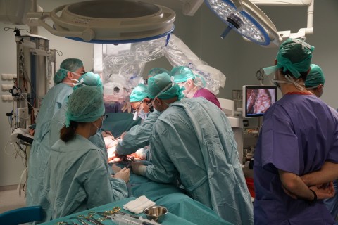 Zespół chirurgów na sali operacyjnej podczas zabiegu rekonstrukcji piersi płatem DIEP