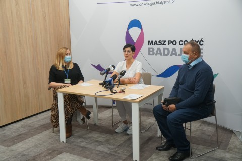 Konferencja prasowa w BCO, od lewej: Anna Skrzeczyńska, prof. Ewa Sierko oraz Pan Eugeniusz, pacjent.