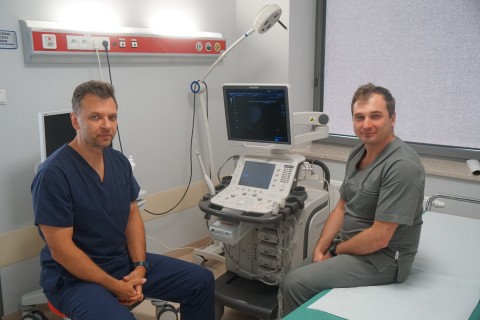 Na zdjęciu urolodzy BCO: dr Andrzej Puchnarewicz oraz dr Marcin Chlabicz siedzący przy aparacie USG.