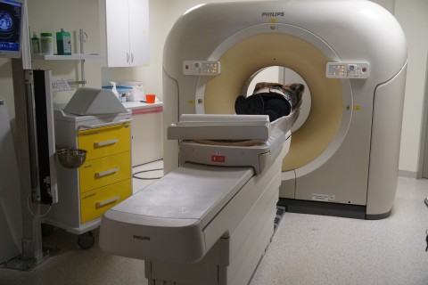 Pacjent podczas badania tomografii komputerowej płuc