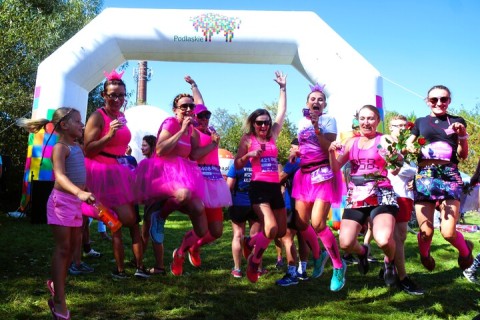 grupa kobiet ubranych na różowo pozuje do zdjęcia