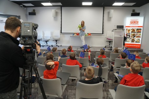 Dzieci z przedszkola podczas zajęć edukacyjnych z Martyną Milewską, dietetyk BCO, sala konferencyjna szpitala.
