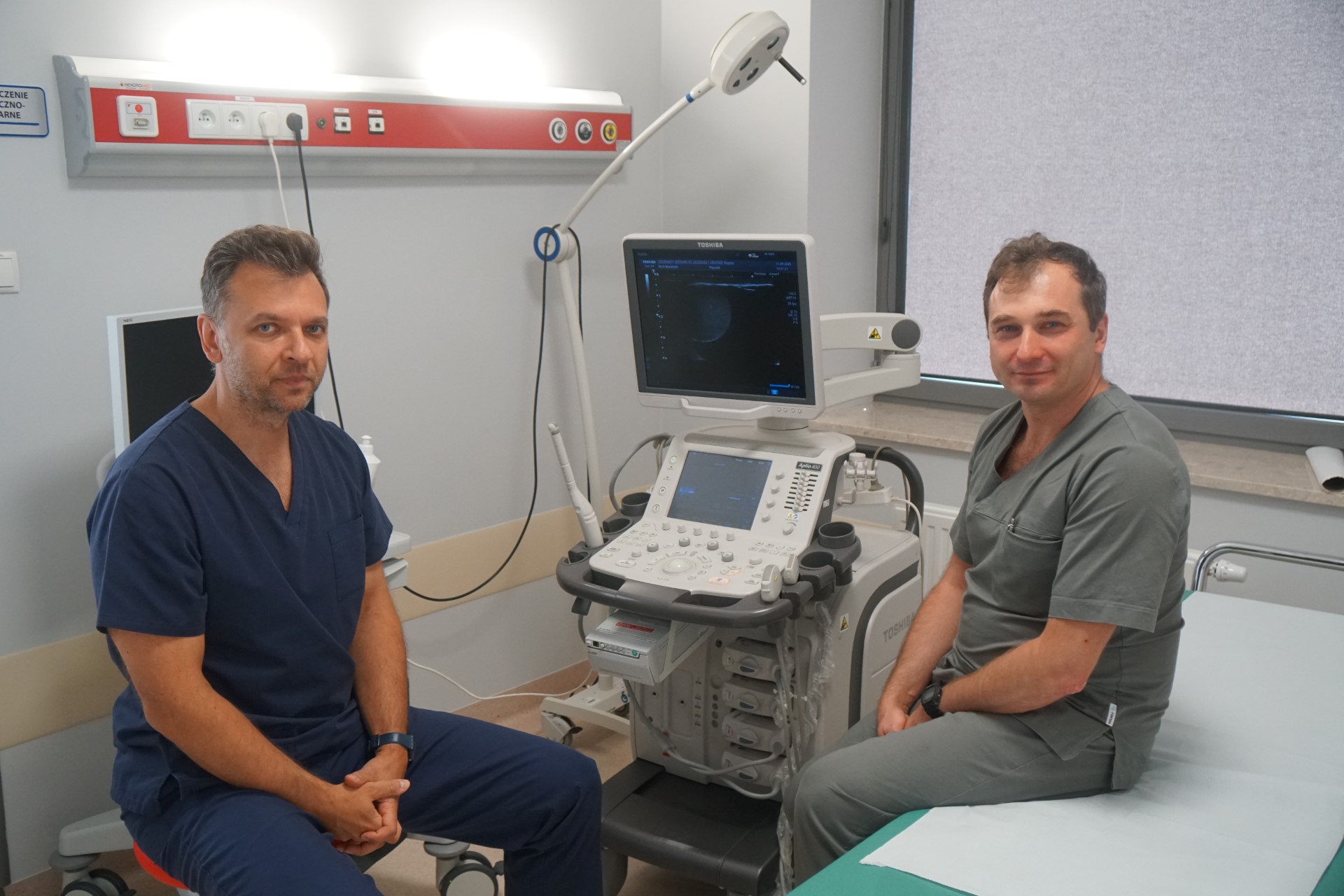 Na zdjęciu urolodzy BCO: dr Andrzej Puchnarewicz oraz dr Marcin Chlabicz siedzący przy aparacie USG